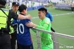 申花门将马镇赛后将球衣送给小球迷，后者正是骂韦世豪的那位...