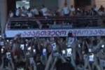 意天空：格鲁吉亚回国后受到球迷热情欢迎，乘坐敞篷大巴游行庆祝